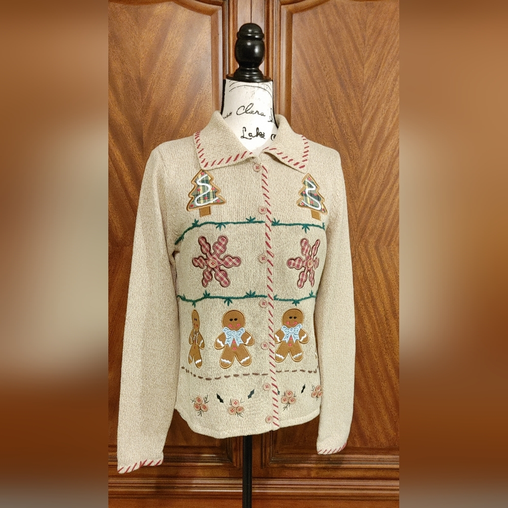 Crystal Robe tan & red Christmas sweater, with gingerbread embroidery, Size M